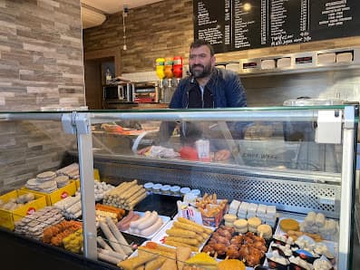 De toonbank met snacks bij Frituur Einde Were